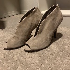 Tesori Gray Suede Heel 6.5